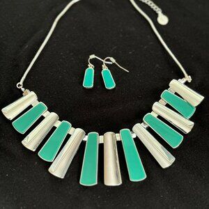 Costume jewelry turquoise/silver colored necklace/earrings